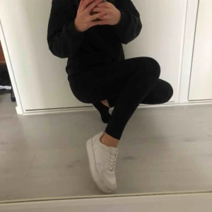  - vit sneakers från nelly. bra skick