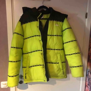  - Säljer nu min väldigt omtyckta fila jacka då den inte längre kommer till användning  Köpt på junkyard i Stockholm för 1500kr  Storlek: M  Condition: 8/10