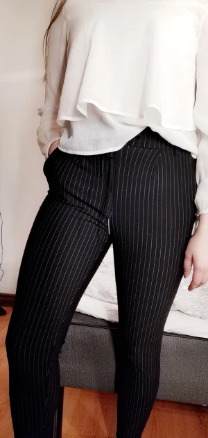 Raka stretciga kostym byxor  - Raka stretciga kostym byxor, märke only. Passar flera olika storlekar allt från xs-m. Knappt använda, 150 kr inklusive frakt. 