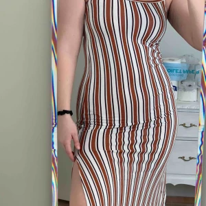  - Fin klänning från Gina tricot. Säljes då jag inte använder den längre. Fri frakt!