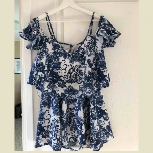  - Offshoulder playsuit med volanger köpt i Australien, aldrig använd! 