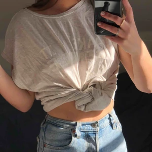  - Beige t-shirt från Malene Birger!🤩 frakt: 20kr