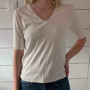  - Fin vit T-shirt från Mango, funkar både till fest och vardag. Frakt tillkommer🧚🏻‍♀️