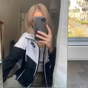  - Nike vindjacka i superbra skick, bara använd några gånger. Säljer nu då den inte längre kommer till användning 🖤🤍 frakt ingår i priset