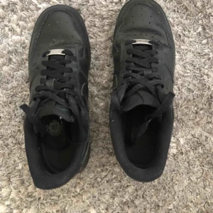  - Svarta Nike Air force 1, storlek 38. I bra skick, använda fåtal gånger med några smuts fläckar här och där men ingeting som inte går bort. Frakt 60kr🤑🤑🤑🤑🤑