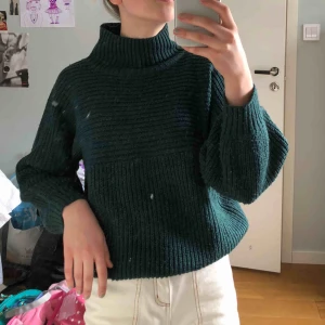  - Super fin skogsgrön stickad kofta från Monki, mysigaste någonsin!