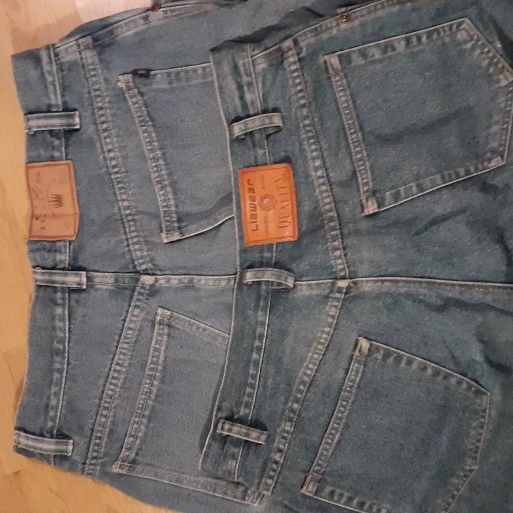 Två par jeansshorts. Lite svårt att avläsa storlek, men skulle säga L.. Shorts.