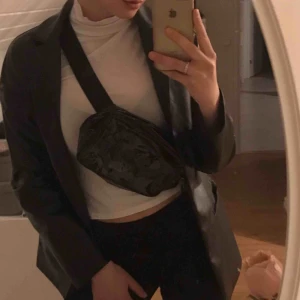  - En väska från DAY  kostade kring 600kr nu andvänd 1 gång.  Väskan är svart men endå lite genomskinlig! 