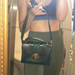  - Axelväska grön! Förlåt för lite suddiga bilder men jag skakade med min hand för mycket hahah men väskan är jättefin och använd några få gånger säljer för jag behöver pengar🥰🥰