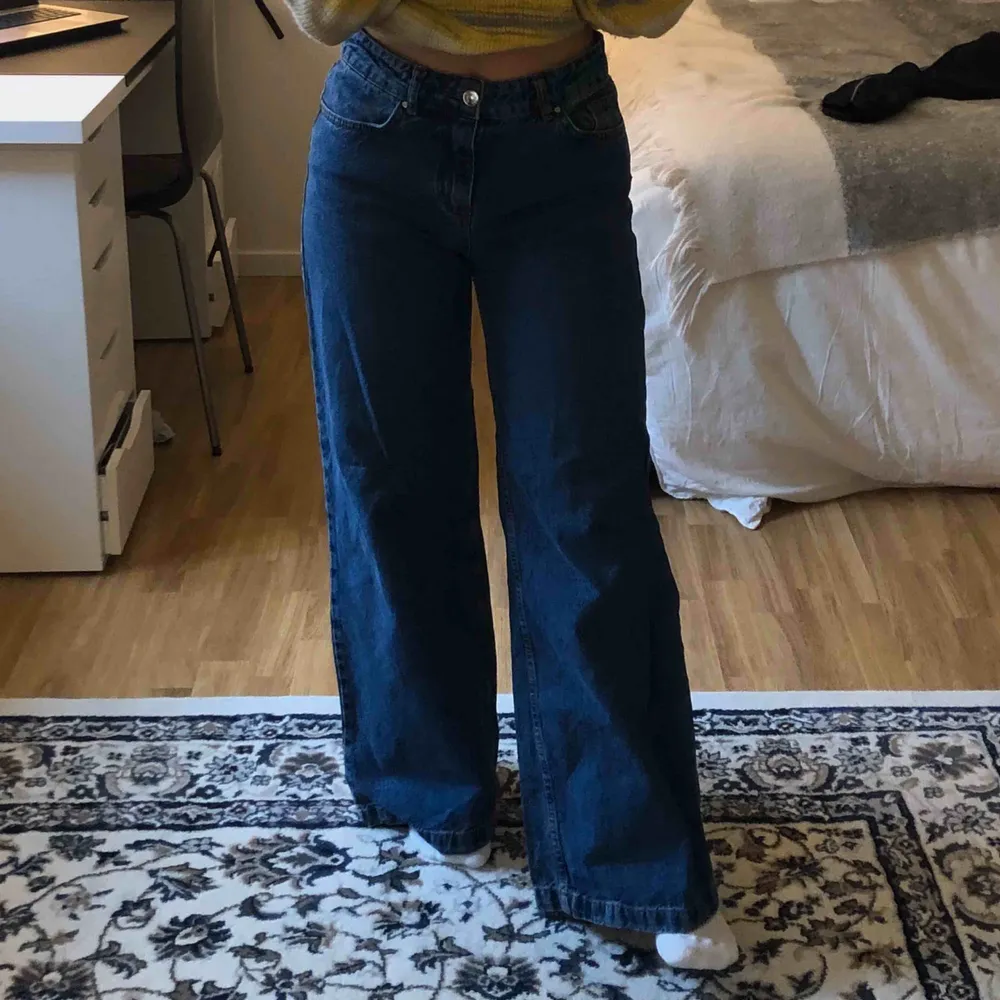 Jeans från Chiquelle. Jag är 160cm. Passar en storlek S🦋🦋 Fraktkostnad: 80kr. Jeans & Byxor.