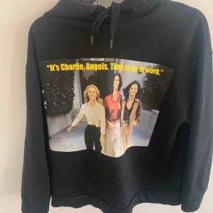  - Skön hoodie från zara med Charlies angels tryck både bak och fram. Jättefin men kommer inte till användning. Kan tänka mig att gå ned i pris vid snabb affär 🥰