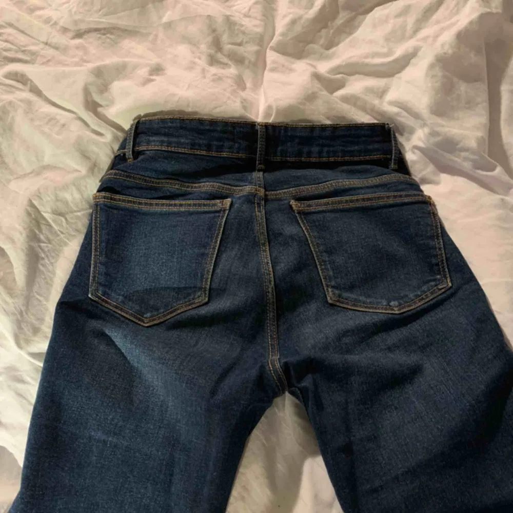 Snygga bekväma jeans från zara. Dom har en snygg blå färg och är lite utsvängda vid benen och har även coola slitningar. Kan mötas upp i Stockholm eller posta frakt kostar 75 kr.. Jeans & Byxor.