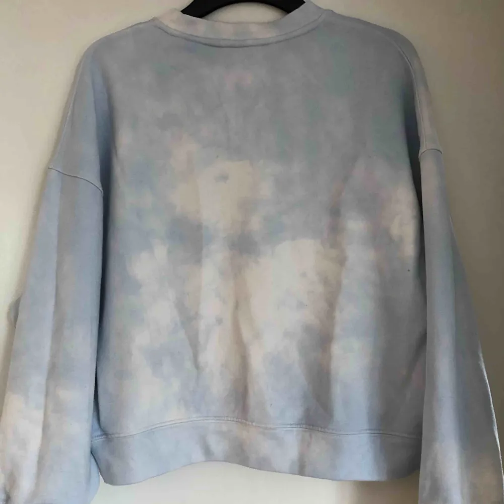 Ljusblå och vit oversized sweatshirt från H&M trend. Storlek  S. Frakt tillkommer. . Tröjor & Koftor.