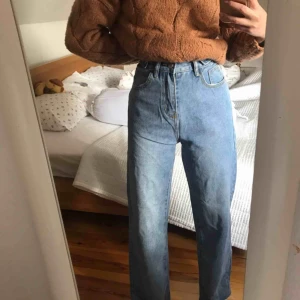  - FRAKT INGÅR!! Säljer dessa supersnygga och trendiga straight legs jeans! De är vida och extremt bekväma✨💕 Säljer pga har för många jeans nu. Ord pris. 499kr Vill helst bli av med mina kläder så fort som möjligt så ni får gärna skriva om ni vill köpa dem!
