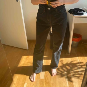  - Jeans från weekday som jag själv färgat hemma till en mörkblå färg (nästan svart). Tyvärr lite stora på mig! Pris inklusive frakt! 🖤