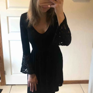  - Säljer denna jättefina svarta klänningen som tyvärr inte kommer till användning av mig. Den är bara använd 3 gånger. Superfin med trumpetarmar i spets och öppning på ryggen 🌸 Slutar vid mitten på låten och är i mjuk tyg. ❣️