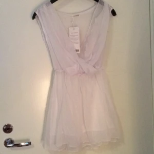  - Super söt sommar/student klänning. Aldrig använd