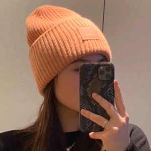  - Jätte fin äkta Acne mössa. Köpte föra året så har tuvar inte kvittot kvar. Original priset är 1100kr och bud börjar på 650kr för har använt 4 gånger. Den är lite ljusare i verkligheten sen i bilden. Kan sicka bild i sol ljus privat.