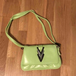  - pastellgrön gullig väska 🥰 (bandet är egentligen ”långt” men har dragit in det så långt det går och då blir det som på sista bilden) 😁 frakt tillkommer 🥰