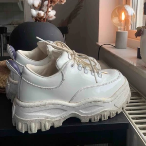  - Eytys Angel Patent strl 38. Nypris 2600kr. Köparen står för frakten.