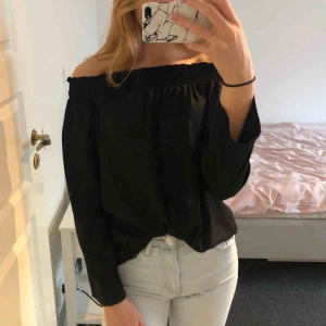 Blus - Så fin Off shoulder blus från Gina tricot. Storlek 38 men passar mig med 34/xs. Använd några få gånger så den är i bra skick. Man kan även ha den på axlarna. 