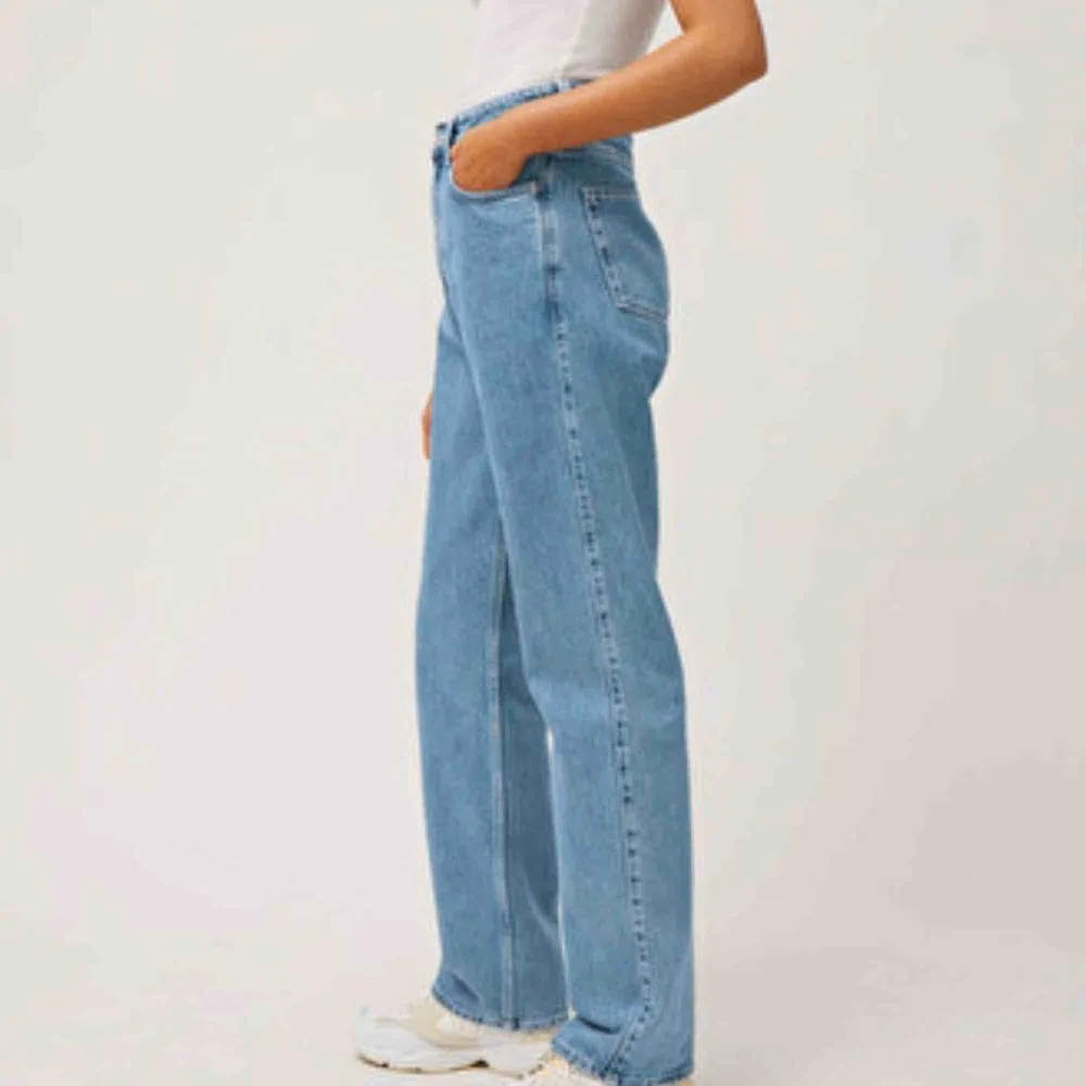 Trendiga rowe jeans i färgen sky blue från Weekday. Budet börjar på 249 kr men buda i kommentarerna. Frakt står köparen för<3. Jeans & Byxor.