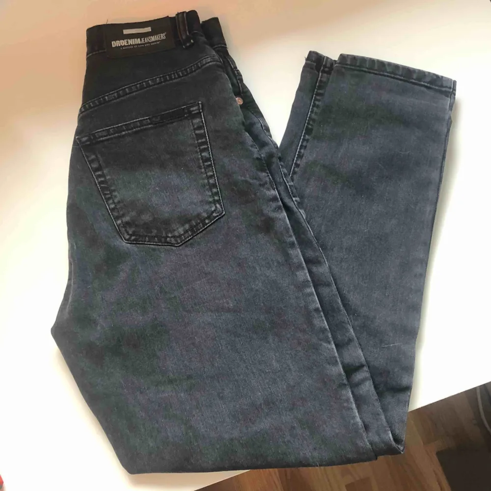 Svarta jeans från Dr denim! Highwaisted och lösare i modellen men passar beroende på ens storlek ! Köpta på Plick men för små för mig! FRAKT 88kr eller mötas i Stockholm stad. Jeans & Byxor.