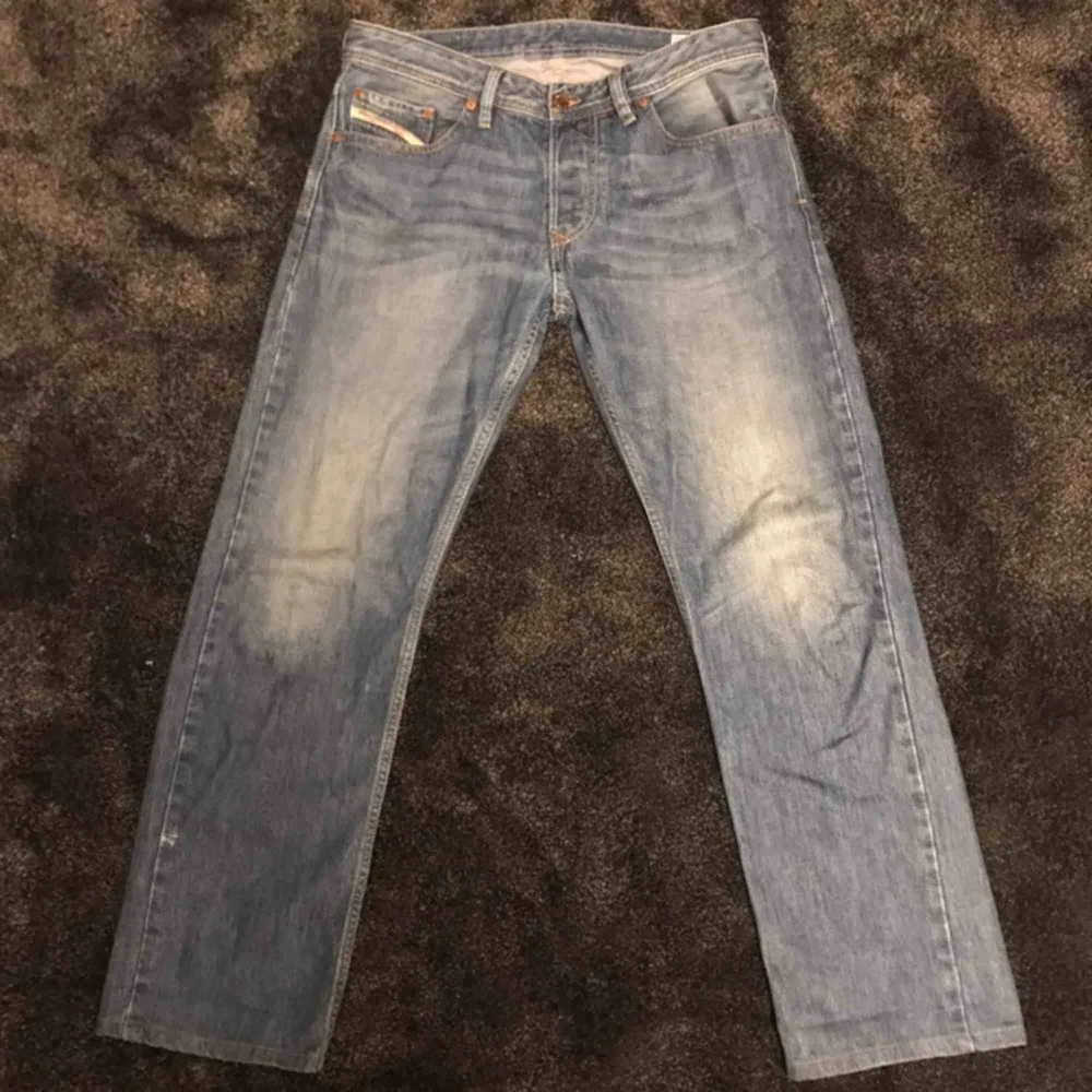 Diesel Larkee straight fit jeans. Condition 8/10. Litet märke på slutet av benet.. Jeans & Byxor.