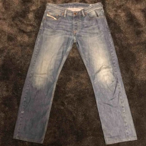  - Diesel Larkee straight fit jeans. Condition 8/10. Litet märke på slutet av benet.