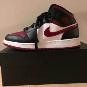  - Air Jordan 1 mid i färgen black/noble red - white. Använda fåtal gånger, så i princip nyskick med minimal crease! Kom med bud i kommentarerna vid intresse😊 