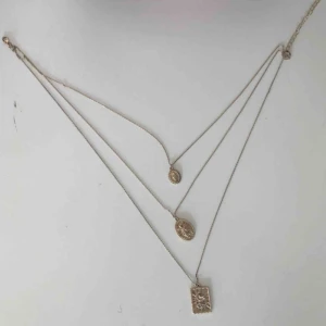  - Guldfärgat ”tre-i-ett” halsband med tre olika berlocker. Justerbar i längden och skitfint!! Betalning via swish, kan mötas upp i trelleborg, malmö eller lund alternativt fraktas vilket köparen står för.