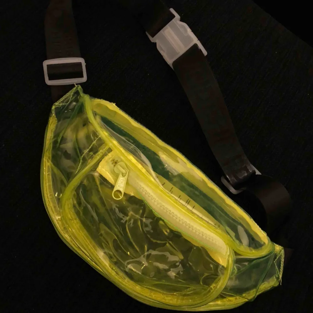 Bumbag neongrön genomskinlig i nyskick, använd 1 gång. . Väskor.