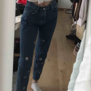  - Mom jeans med ”hål” från bikbok. Supersköna och knappt använda. Köparen står för frakt ❤️
