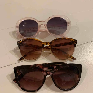  - 3 riktigt snygga glasögon! 1 par för 30 kr, alla för 80kr.  Frakt på 40kr tillkommer