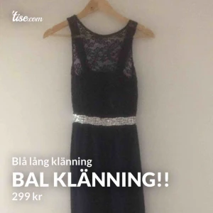  - Helt splitter ny blå, lång balklänning! Köptes inför ett bröllop som inte blev av och kunde ej lämna tillbaka utan kvitto. Är i nyskick som den köptes! Kan fraktas!!