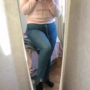  - Högmidjade jeans med slitsar, stl 38 säljes endast för att dem blivit försmå :( 