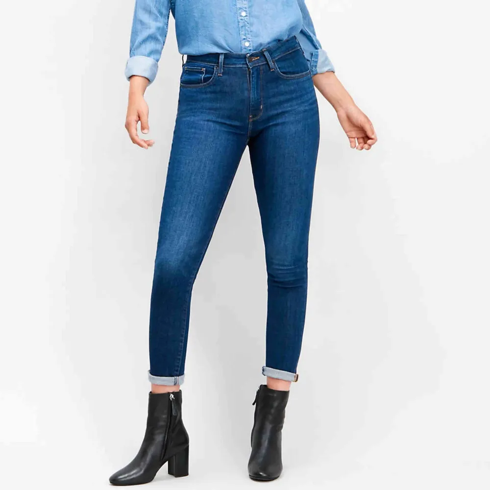 Ett par levi’s i modellen 721 high rise skinny jeans i storlek W23L32, den är en aning kortare (ca. 5cm) då jag klippte upp byxorna i butik när jag köpte de. Annars är jeansen i utmärkt skick! Priset kan omdiskuteras ✨  . Jeans & Byxor.