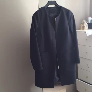  - Svart kappa från #Ginatricot 
Aldrig använd. 
Storlek 34.
Slutsåld. 