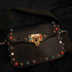  - Säljer denna coola väska som länge har varit en favorit men som inte längre kommer till användning! Den är i gott skick, frakt tillkommer.