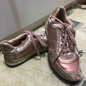  - Ett par rosa skor. 