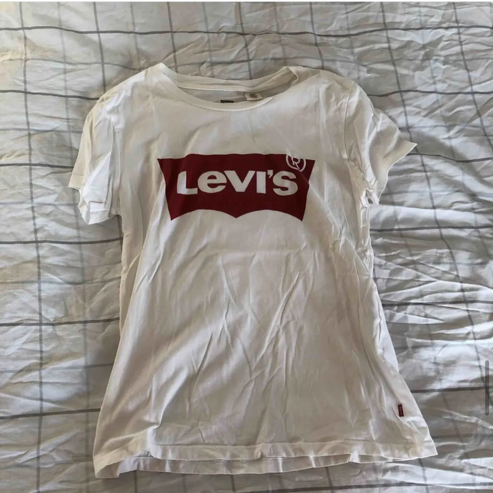 Levis t-shirt i storlek S! Kan frakta eller mötas upp!🧡. T-shirts.