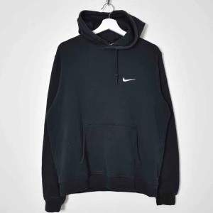  - Svart vintage nike hoodie, riktigt fin kvalle o skick. Köpare står för frakt. Om fler vill köpa så går det att buda :) bud höjs med minst 30kr 