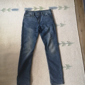 LEVIS 32/34 - Levis i bra skick, modell 511💞tajtare i låren och lite större ner mot vaderna! Originalpris var 750 kr! 