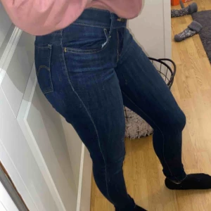  - Säljer mina Levis jeans i storlek 25 då dom är för små för mig, Använd fåtal gånger (nyskick) nypris 999kr
