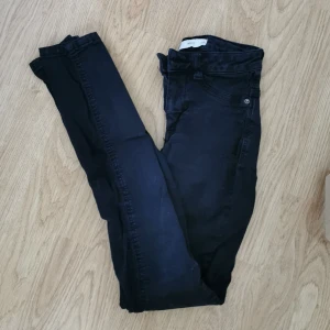 Svarta jeans  - Svarta jeans i strl xs men lite uttöjda så skulle säga mer en s