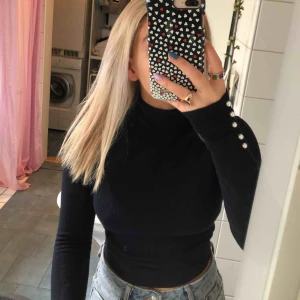  - Superstretshig skön polotröja ifrån Zara med fina detaljer på armarna! Den är marinblå men väldigt mörkt så kan se svart ut i vissa ljus, supersnygg😍