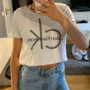  - Säljer två likadana Calvin Klein tröjor, en grå en vit som är super sköna och snygga  Båda för 100kr  