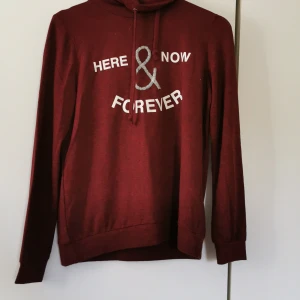 Turtelneck tjocktröja  - Vinröd tjocktröja i tunnt material 