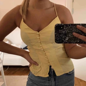  - Supergullig gul topp med knappar på! Fraktar men köparen står för fraktkostnad☺️