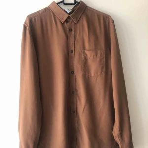  - Märke: Won hundred  Typ: skjorta Storlek: medium Färg: Brun Material: tencel Kroppstyp: unisex Skick: gott